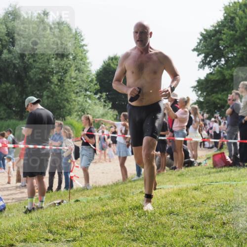 15.06.2025 - 27. Vierlanden-Triathlon KatJ http://msf.ph/oto/8009833 15.06.2025 10:07:54 Schwimmen 371, 395, 407 meine-sportfotos.de