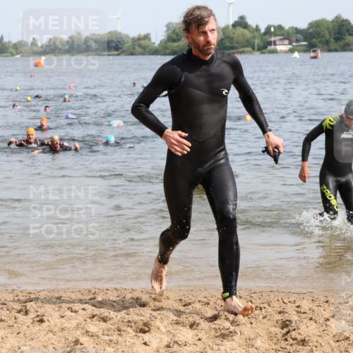 15.06.2025 - 27. Vierlanden-Triathlon Lena Gebhardt http://msf.ph/oto/8009846 15.06.2025 10:06:59 Schwimmen 131, 376, 396, 429, 462, 467 meine-sportfotos.de