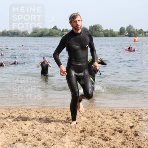 15.06.2025 - 27. Vierlanden-Triathlon Lena Gebhardt http://msf.ph/oto/8009867 15.06.2025 10:06:59 Schwimmen 131, 376, 396, 429, 462, 467 meine-sportfotos.de
