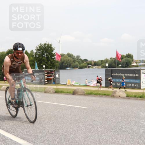 21.06.2025 - 27. Vierlanden-Triathlon H.Heesch http://msf.ph/oto/8009869 15.06.2025 12:32:21 Radfahren 819 meine-sportfotos.de
