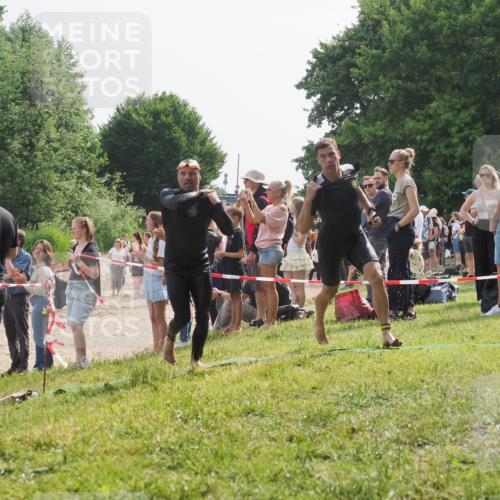 15.06.2025 - 27. Vierlanden-Triathlon KatJ http://msf.ph/oto/8009871 15.06.2025 10:07:58 Schwimmen 371, 395, 407 meine-sportfotos.de