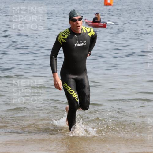 15.06.2025 - 27. Vierlanden-Triathlon Lena Gebhardt http://msf.ph/oto/8009926 15.06.2025 10:07:01 Schwimmen 131, 376, 396, 429, 462, 467 meine-sportfotos.de
