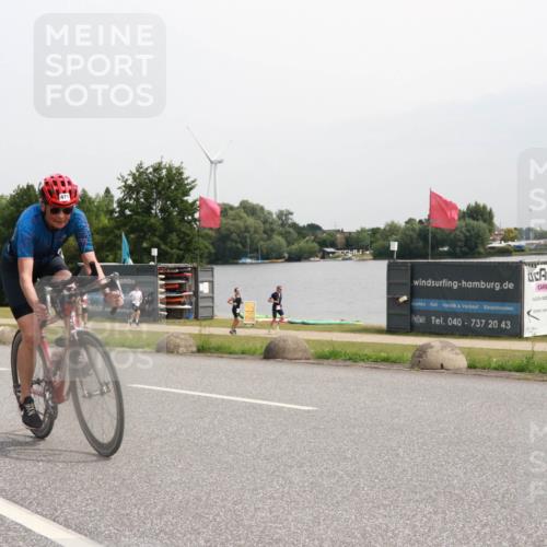 15.06.2025 - 27. Vierlanden-Triathlon H.Heesch http://msf.ph/oto/8009935 15.06.2025 10:58:59 Radfahren 23, 471, 477, 595 meine-sportfotos.de