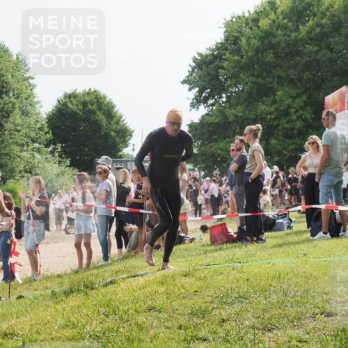 15.06.2025 - 27. Vierlanden-Triathlon KatJ http://msf.ph/oto/8009948 15.06.2025 10:08:09 Schwimmen 295, 373, 403 meine-sportfotos.de
