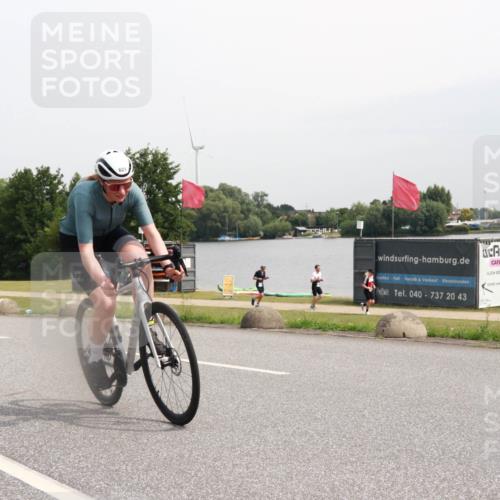 15.06.2025 - 27. Vierlanden-Triathlon H.Heesch http://msf.ph/oto/8009951 15.06.2025 10:59:06 Radfahren 173, 562, 621 meine-sportfotos.de