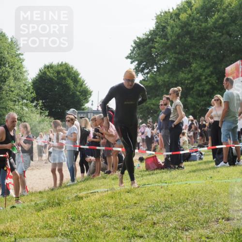 15.06.2025 - 27. Vierlanden-Triathlon KatJ http://msf.ph/oto/8009955 15.06.2025 10:08:09 Schwimmen 295, 373, 403 meine-sportfotos.de