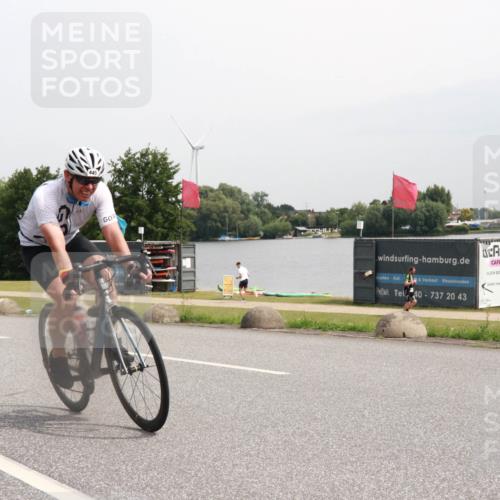 15.06.2025 - 27. Vierlanden-Triathlon H.Heesch http://msf.ph/oto/8009975 15.06.2025 10:59:19 Radfahren 445, 472 meine-sportfotos.de