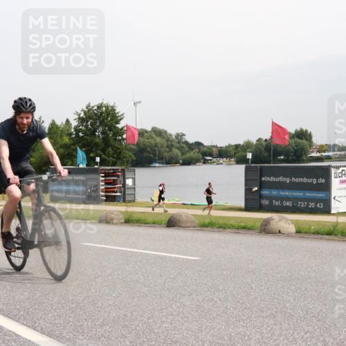 15.06.2025 - 27. Vierlanden-Triathlon H.Heesch http://msf.ph/oto/8009994 15.06.2025 10:59:25 Radfahren 131, 472, 582 meine-sportfotos.de
