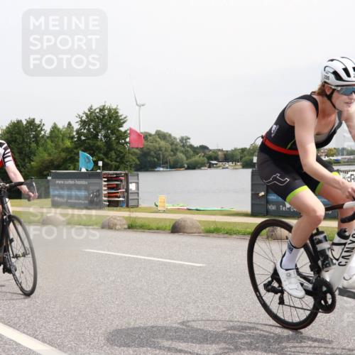 15.06.2025 - 27. Vierlanden-Triathlon H.Heesch http://msf.ph/oto/8010035 15.06.2025 10:59:35 Radfahren 206, 220, 526, 611, 652, 775 meine-sportfotos.de