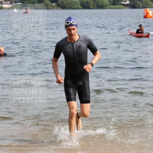 15.06.2025 - 27. Vierlanden-Triathlon Lena Gebhardt http://msf.ph/oto/8010044 15.06.2025 10:07:05 Schwimmen 131, 376, 429, 459, 462, 467 meine-sportfotos.de