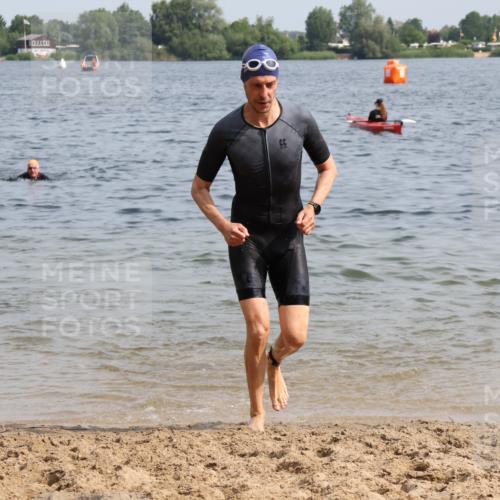 15.06.2025 - 27. Vierlanden-Triathlon Lena Gebhardt http://msf.ph/oto/8010059 15.06.2025 10:07:05 Schwimmen 131, 376, 429, 459, 462, 467 meine-sportfotos.de