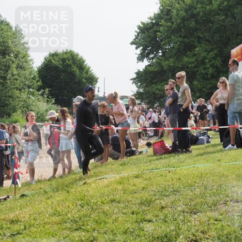 15.06.2025 - 27. Vierlanden-Triathlon KatJ http://msf.ph/oto/8010094 15.06.2025 10:08:15 Schwimmen 295, 373, 399, 403 meine-sportfotos.de