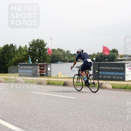 15.06.2025 - 27. Vierlanden-Triathlon H.Heesch http://msf.ph/oto/8010097 15.06.2025 11:00:14 Radfahren 70, 113 meine-sportfotos.de