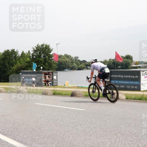 15.06.2025 - 27. Vierlanden-Triathlon H.Heesch http://msf.ph/oto/8010102 15.06.2025 11:00:23 Radfahren 676 meine-sportfotos.de