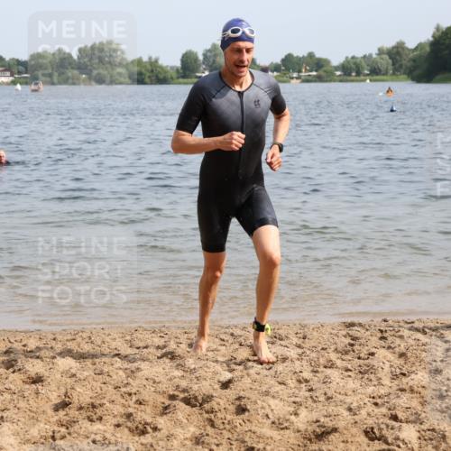 15.06.2025 - 27. Vierlanden-Triathlon Lena Gebhardt http://msf.ph/oto/8010107 15.06.2025 10:07:06 Schwimmen 131, 376, 383, 429, 459, 462, 467 meine-sportfotos.de