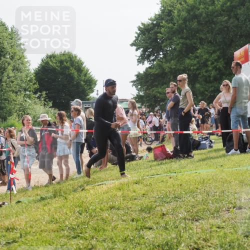 15.06.2025 - 27. Vierlanden-Triathlon KatJ http://msf.ph/oto/8010121 15.06.2025 10:08:16 Schwimmen 295, 373, 399, 403 meine-sportfotos.de