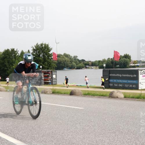 15.06.2025 - 27. Vierlanden-Triathlon H.Heesch http://msf.ph/oto/8010131 15.06.2025 11:00:31 Radfahren 227, 489, 571, 650, 676 meine-sportfotos.de