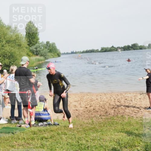 21.06.2025 - 27. Vierlanden-Triathlon MichiJ http://msf.ph/oto/8010146 15.06.2026 10:13:00 Schwimmen 512 meine-sportfotos.de