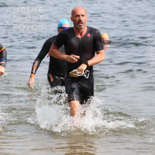 15.06.2025 - 27. Vierlanden-Triathlon Lena Gebhardt http://msf.ph/oto/8010158 15.06.2025 10:07:11 Schwimmen 376, 383, 431, 459, 462 meine-sportfotos.de