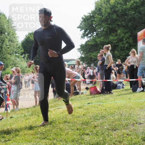 15.06.2025 - 27. Vierlanden-Triathlon KatJ http://msf.ph/oto/8010182 15.06.2025 10:08:19 Schwimmen 295, 373, 399 meine-sportfotos.de