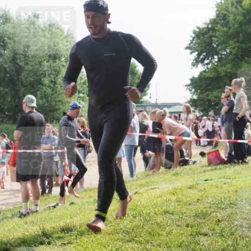 15.06.2025 - 27. Vierlanden-Triathlon KatJ http://msf.ph/oto/8010197 15.06.2025 10:08:19 Schwimmen 295, 373, 399 meine-sportfotos.de
