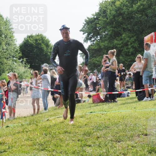 15.06.2025 - 27. Vierlanden-Triathlon KatJ http://msf.ph/oto/8010202 15.06.2025 10:08:22 Schwimmen 295, 399 meine-sportfotos.de