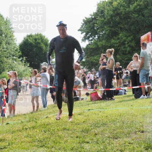 15.06.2025 - 27. Vierlanden-Triathlon KatJ http://msf.ph/oto/8010206 15.06.2025 10:08:22 Schwimmen 295, 399 meine-sportfotos.de