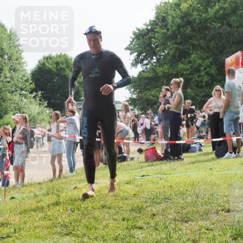 15.06.2025 - 27. Vierlanden-Triathlon KatJ http://msf.ph/oto/8010210 15.06.2025 10:08:22 Schwimmen 295, 399 meine-sportfotos.de