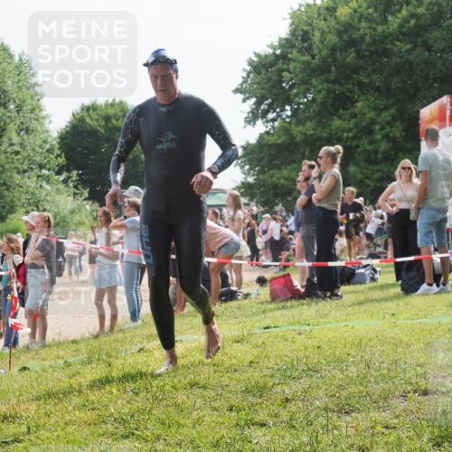 15.06.2025 - 27. Vierlanden-Triathlon KatJ http://msf.ph/oto/8010216 15.06.2025 10:08:22 Schwimmen 295, 399 meine-sportfotos.de