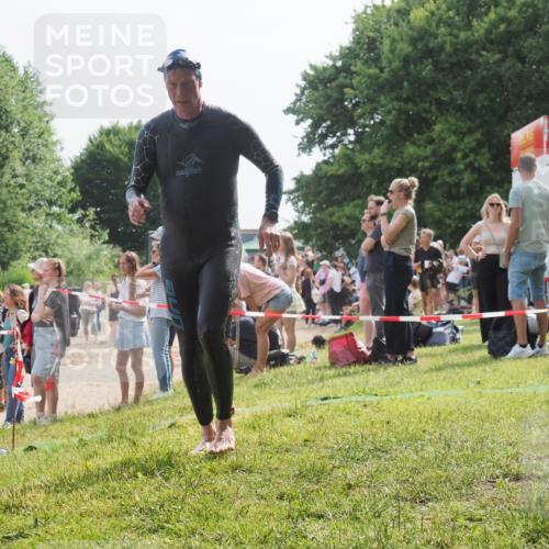 15.06.2025 - 27. Vierlanden-Triathlon KatJ http://msf.ph/oto/8010221 15.06.2025 10:08:22 Schwimmen 295, 399 meine-sportfotos.de