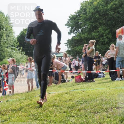 15.06.2025 - 27. Vierlanden-Triathlon KatJ http://msf.ph/oto/8010230 15.06.2025 10:08:22 Schwimmen 295, 399 meine-sportfotos.de