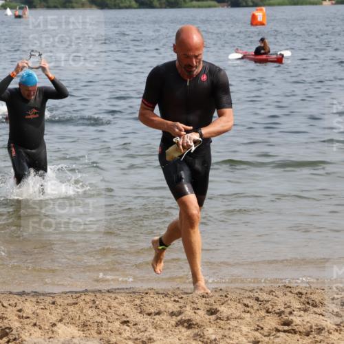 15.06.2025 - 27. Vierlanden-Triathlon Lena Gebhardt http://msf.ph/oto/8010234 15.06.2025 10:07:13 Schwimmen 374, 376, 383, 431, 459, 462 meine-sportfotos.de