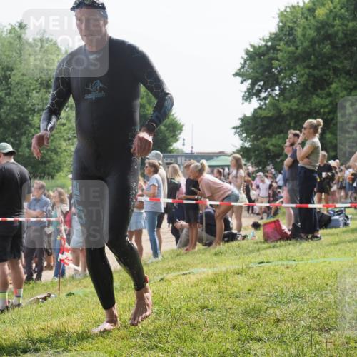 15.06.2025 - 27. Vierlanden-Triathlon KatJ http://msf.ph/oto/8010237 15.06.2025 10:08:23 Schwimmen 295, 399 meine-sportfotos.de