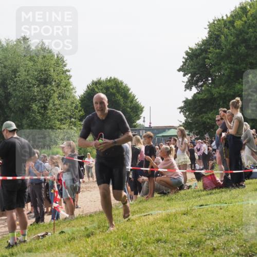 15.06.2025 - 27. Vierlanden-Triathlon KatJ http://msf.ph/oto/8010271 15.06.2025 10:08:37 Schwimmen 387, 454, 469 meine-sportfotos.de