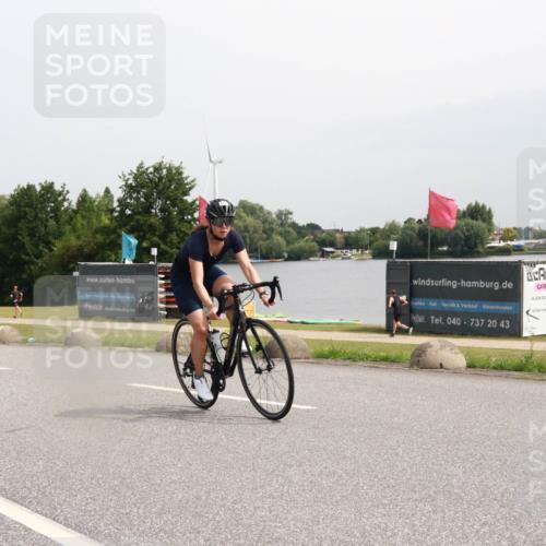 15.06.2025 - 27. Vierlanden-Triathlon H.Heesch http://msf.ph/oto/8010275 15.06.2025 11:00:44 Radfahren 61, 226, 417, 421, 586, 726, 759 meine-sportfotos.de