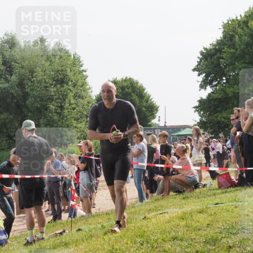 15.06.2025 - 27. Vierlanden-Triathlon KatJ http://msf.ph/oto/8010282 15.06.2025 10:08:37 Schwimmen 387, 454, 469 meine-sportfotos.de