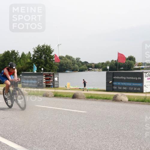 15.06.2025 - 27. Vierlanden-Triathlon H.Heesch http://msf.ph/oto/8010286 15.06.2025 11:00:46 Radfahren 61, 226, 421, 586, 726, 759 meine-sportfotos.de