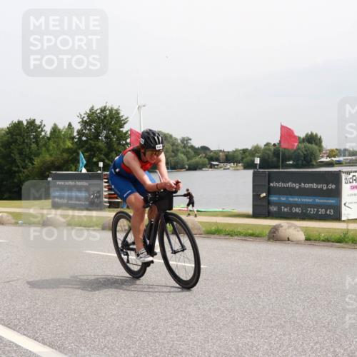 15.06.2025 - 27. Vierlanden-Triathlon H.Heesch http://msf.ph/oto/8010292 15.06.2025 11:00:46 Radfahren 61, 226, 421, 586, 726, 759 meine-sportfotos.de