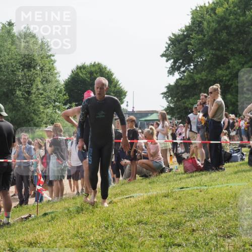 15.06.2025 - 27. Vierlanden-Triathlon KatJ http://msf.ph/oto/8010324 15.06.2025 10:08:40 Schwimmen 380, 387, 437, 454, 469 meine-sportfotos.de