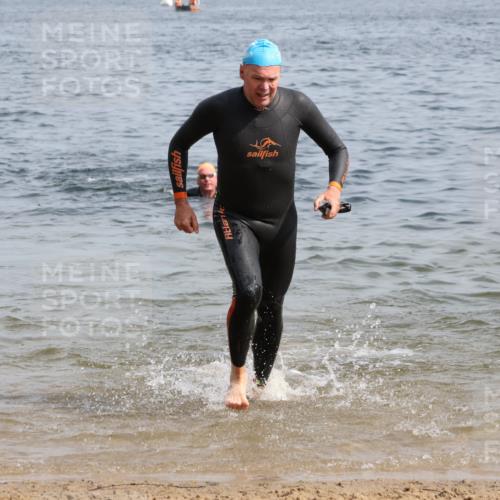 15.06.2025 - 27. Vierlanden-Triathlon Lena Gebhardt http://msf.ph/oto/8010334 15.06.2025 10:07:16 Schwimmen 374, 383, 414, 431, 459, 462 meine-sportfotos.de