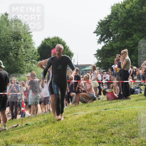 15.06.2025 - 27. Vierlanden-Triathlon KatJ http://msf.ph/oto/8010336 15.06.2025 10:08:40 Schwimmen 380, 387, 437, 454, 469 meine-sportfotos.de