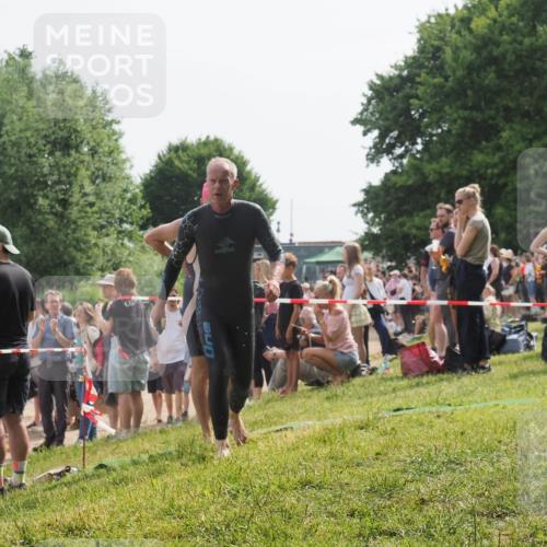 15.06.2025 - 27. Vierlanden-Triathlon KatJ http://msf.ph/oto/8010345 15.06.2025 10:08:41 Schwimmen 380, 387, 437, 454, 469 meine-sportfotos.de