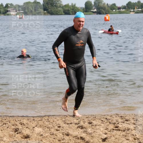 15.06.2025 - 27. Vierlanden-Triathlon Lena Gebhardt http://msf.ph/oto/8010388 15.06.2025 10:07:17 Schwimmen 374, 383, 414, 431, 459, 462 meine-sportfotos.de