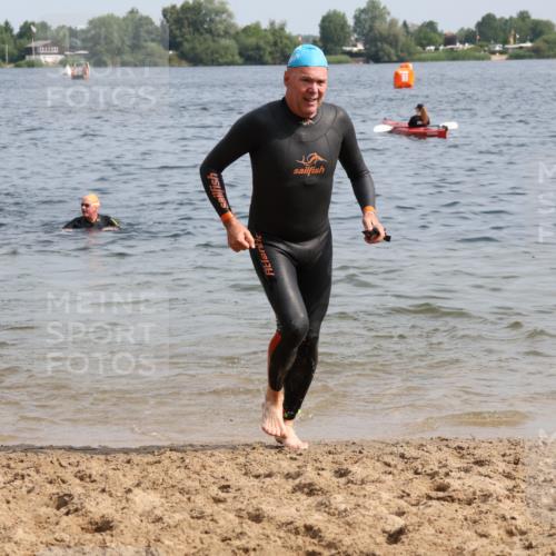 15.06.2025 - 27. Vierlanden-Triathlon Lena Gebhardt http://msf.ph/oto/8010399 15.06.2025 10:07:17 Schwimmen 374, 383, 414, 431, 459, 462 meine-sportfotos.de