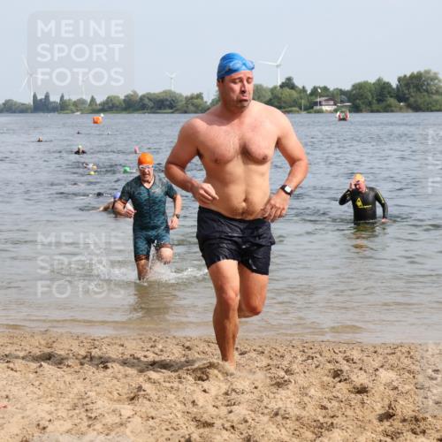 15.06.2025 - 27. Vierlanden-Triathlon Lena Gebhardt http://msf.ph/oto/8010496 15.06.2025 10:07:21 Schwimmen 374, 383, 391, 414, 431, 459 meine-sportfotos.de