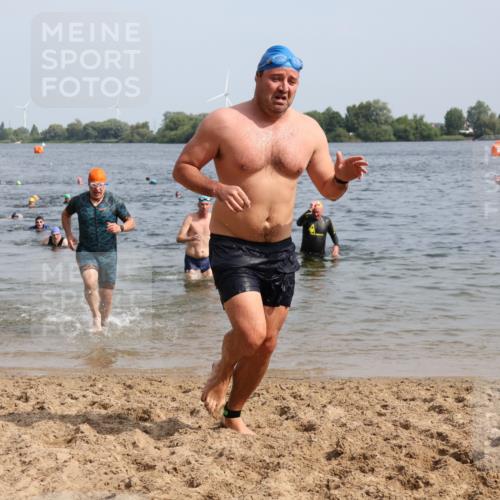 15.06.2025 - 27. Vierlanden-Triathlon Lena Gebhardt http://msf.ph/oto/8010527 15.06.2025 10:07:22 Schwimmen 374, 383, 391, 414, 431, 459 meine-sportfotos.de