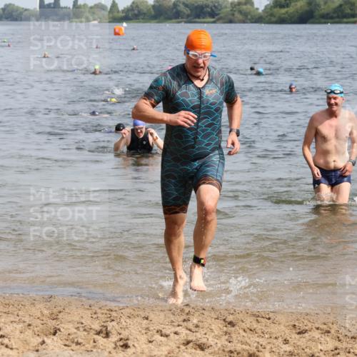 15.06.2025 - 27. Vierlanden-Triathlon Lena Gebhardt http://msf.ph/oto/8010541 15.06.2025 10:07:23 Schwimmen 374, 383, 391, 414, 431, 459 meine-sportfotos.de
