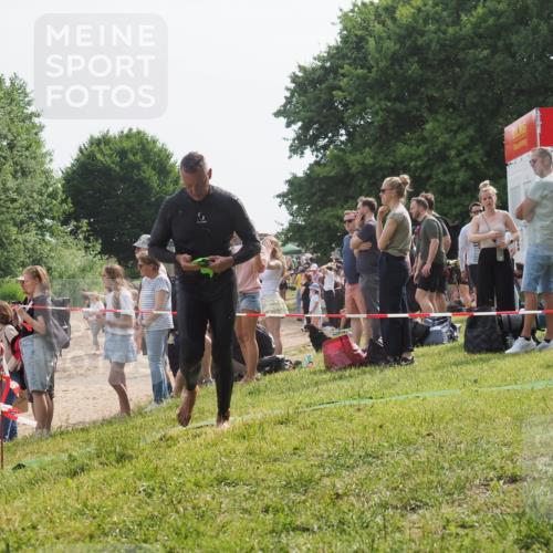 15.06.2025 - 27. Vierlanden-Triathlon KatJ http://msf.ph/oto/8010554 15.06.2025 10:09:39 Schwimmen 421 meine-sportfotos.de