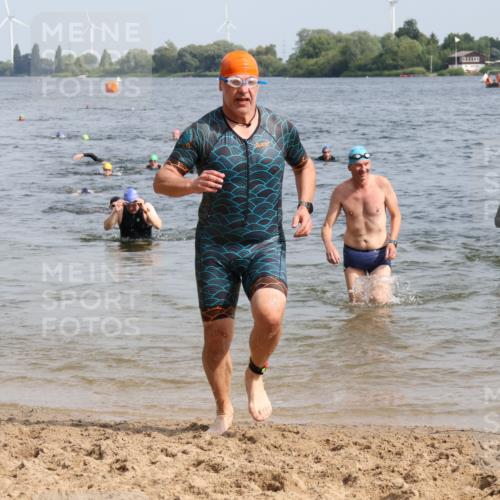 15.06.2025 - 27. Vierlanden-Triathlon Lena Gebhardt http://msf.ph/oto/8010569 15.06.2025 10:07:24 Schwimmen 374, 379, 383, 391, 414, 431, 459 meine-sportfotos.de