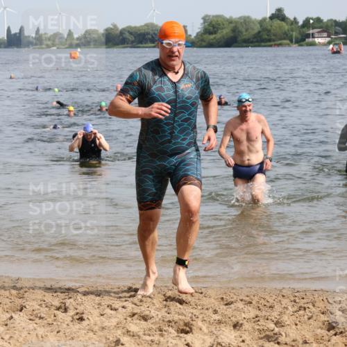 15.06.2025 - 27. Vierlanden-Triathlon Lena Gebhardt http://msf.ph/oto/8010581 15.06.2025 10:07:24 Schwimmen 374, 379, 383, 391, 414, 431, 459 meine-sportfotos.de